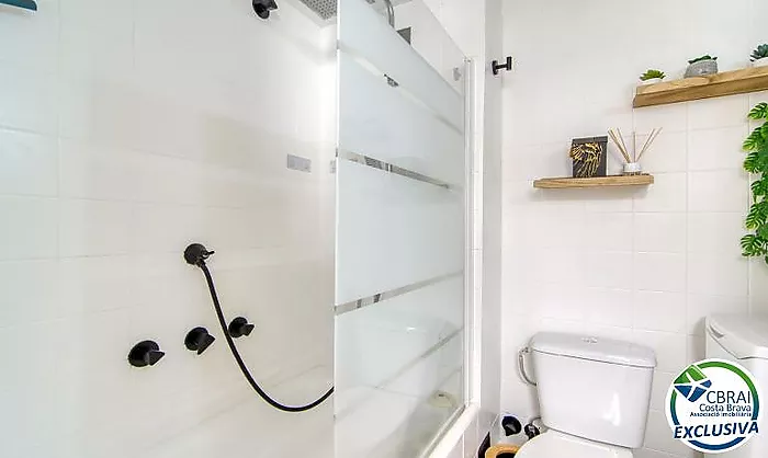 Renovated 2-bedroom apartment 400 metres from the sea in the centre of Roses