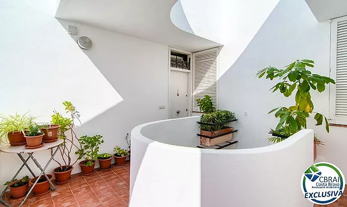 Renovated 2-bedroom apartment 400 metres from the sea in the centre of Roses
