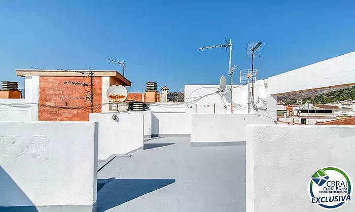 Renovated 2-bedroom apartment 400 metres from the sea in the centre of Roses