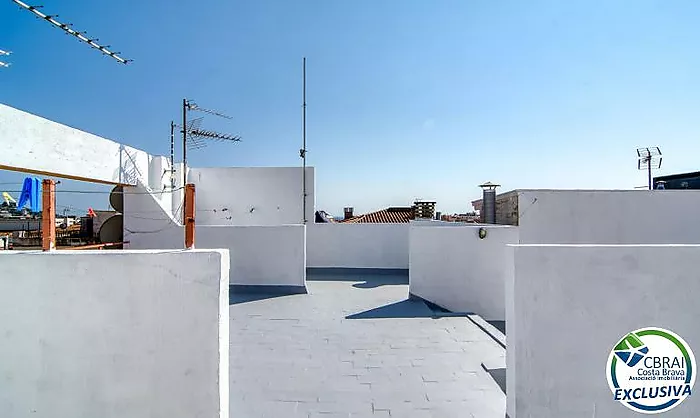 Renovated 2-bedroom apartment 400 metres from the sea in the centre of Roses