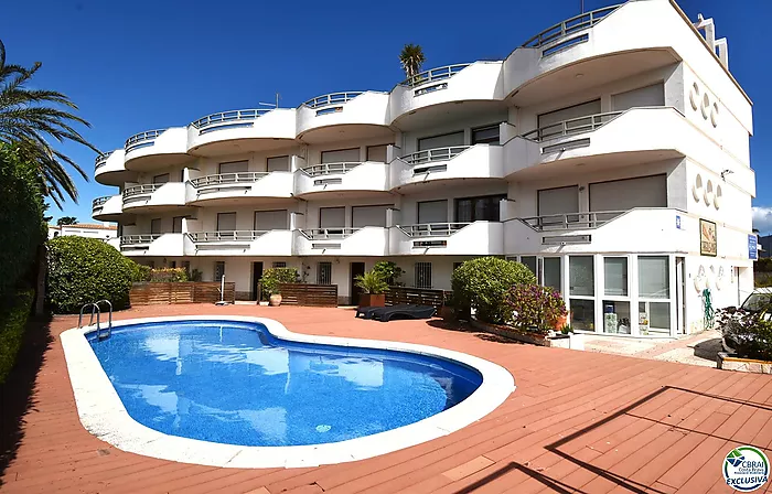 EMPURIABRAVA: Exclusive complex of six houses with moorings on the seafront for sale