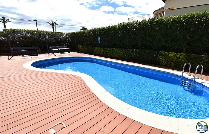 EMPURIABRAVA: Exclusive complex of six houses with moorings on the seafront for sale