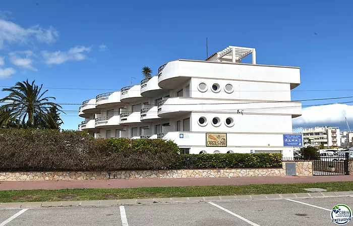 EMPURIABRAVA: Exclusive complex of six houses with moorings on the seafront for sale