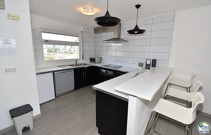 EMPURIABRAVA: Exclusive complex of six houses with moorings on the seafront for sale