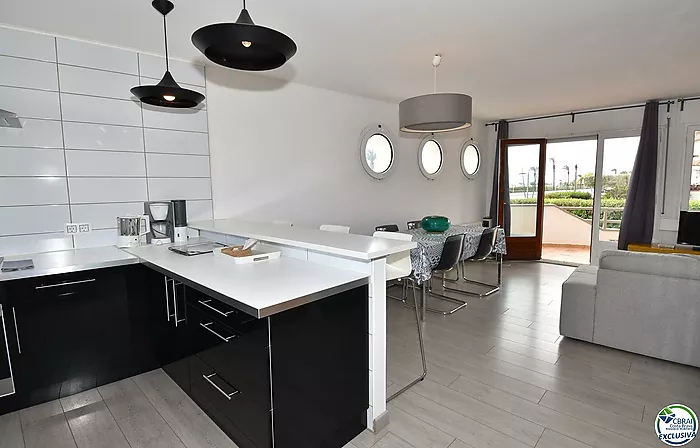 EMPURIABRAVA: Exclusive complex of six houses with moorings on the seafront for sale