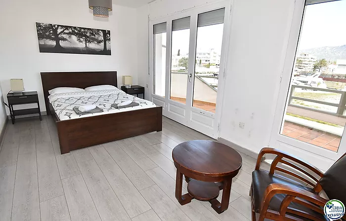 EMPURIABRAVA: Exclusive complex of six houses with moorings on the seafront for sale
