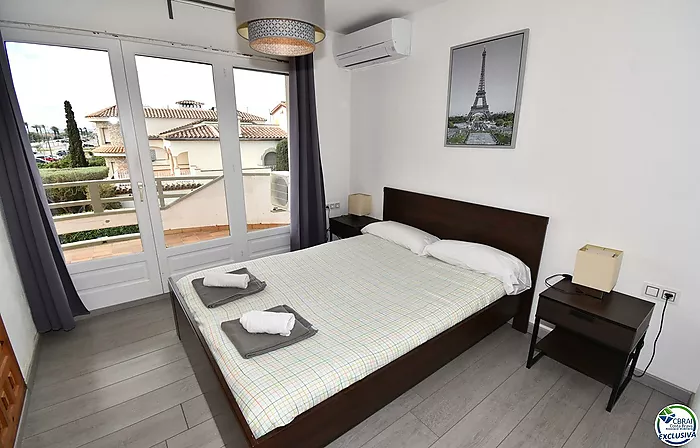 EMPURIABRAVA: Exclusive complex of six houses with moorings on the seafront for sale