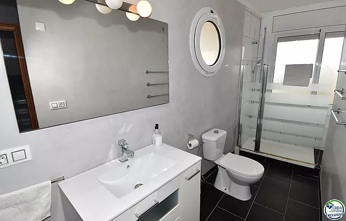 EMPURIABRAVA: Exclusive complex of six houses with moorings on the seafront for sale