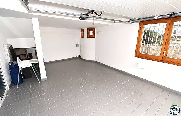 EMPURIABRAVA: Exclusive complex of six houses with moorings on the seafront for sale