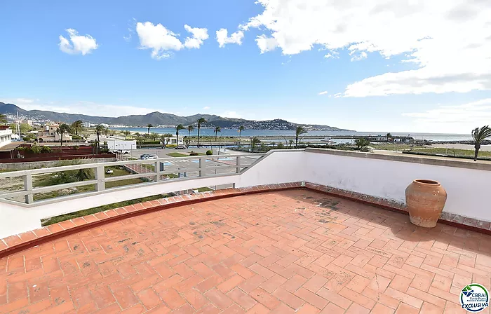 EMPURIABRAVA: Exclusive complex of six houses with moorings on the seafront for sale