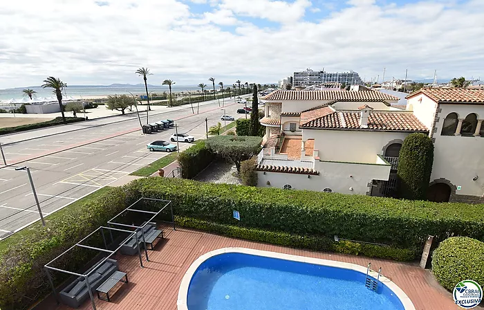 EMPURIABRAVA: Exclusive complex of six houses with moorings on the seafront for sale