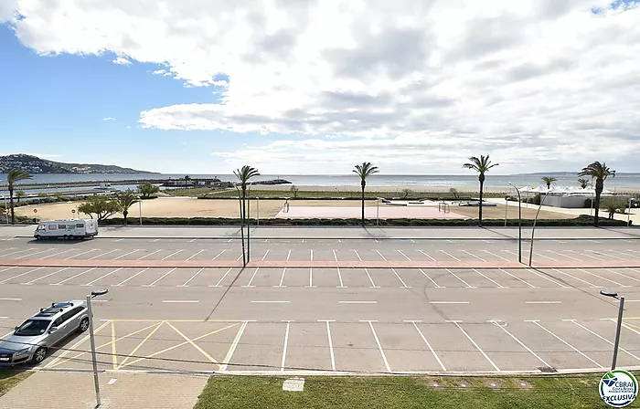 EMPURIABRAVA: Exclusive complex of six houses with moorings on the seafront for sale