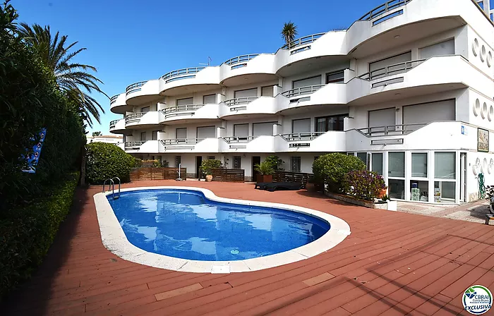 EMPURIABRAVA: Exclusive complex of six houses with moorings on the seafront for sale