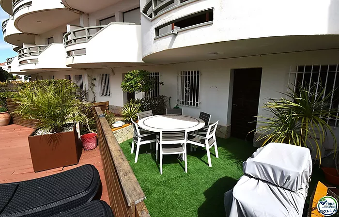 EMPURIABRAVA: Exclusive complex of six houses with moorings on the seafront for sale