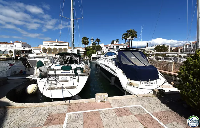 EMPURIABRAVA: Exclusive complex of six houses with moorings on the seafront for sale