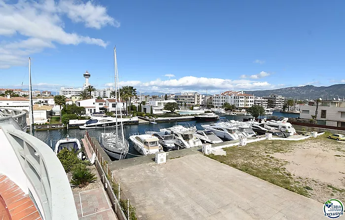 EMPURIABRAVA: Exclusive complex of six houses with moorings on the seafront for sale