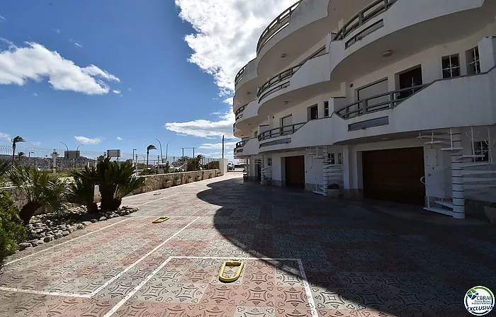 EMPURIABRAVA: Exclusive complex of six houses with moorings on the seafront for sale
