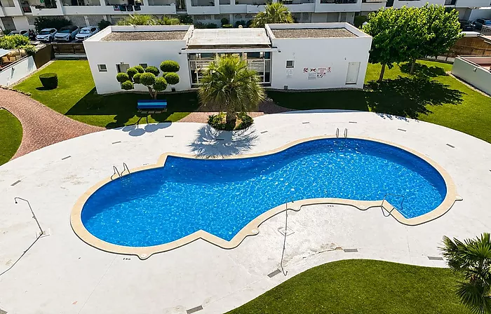 Apartment with pool, spacious terrace, and parking in Santa Margarida (Roses)