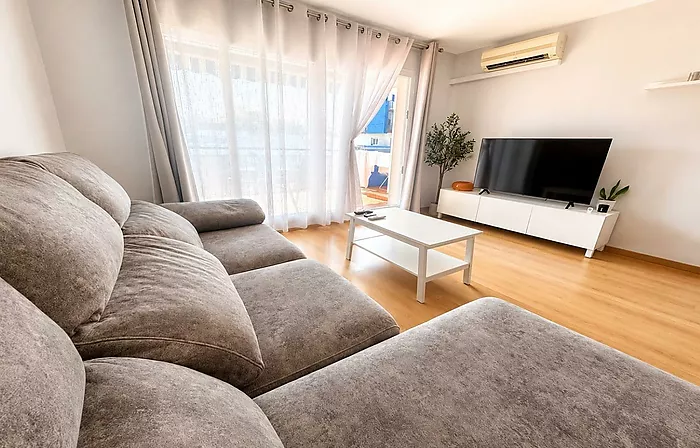 Apartment with pool, spacious terrace, and parking in Santa Margarida (Roses)