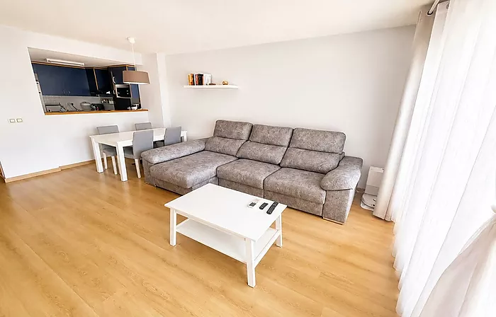Apartment with pool, spacious terrace, and parking in Santa Margarida (Roses)