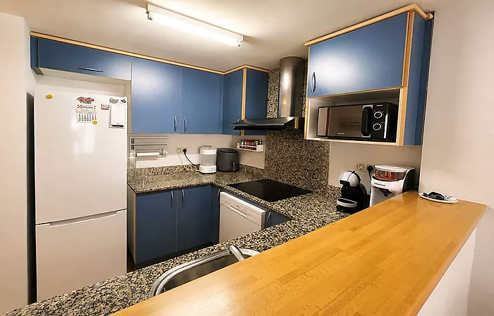Apartment with pool, spacious terrace, and parking in Santa Margarida (Roses)