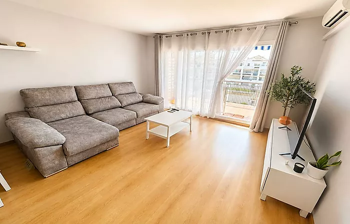 Apartment with pool, spacious terrace, and parking in Santa Margarida (Roses)