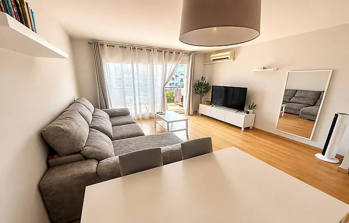 Apartment with pool, spacious terrace, and parking in Santa Margarida (Roses)