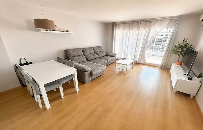 Apartment with pool, spacious terrace, and parking in Santa Margarida (Roses)