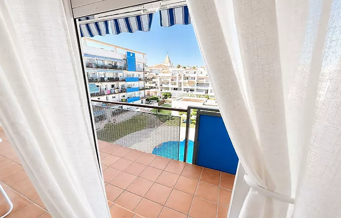 Apartment with pool, spacious terrace, and parking in Santa Margarida (Roses)