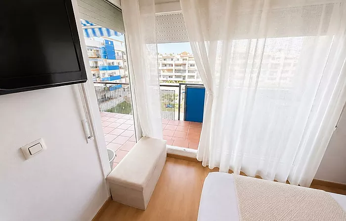 Apartment with pool, spacious terrace, and parking in Santa Margarida (Roses)