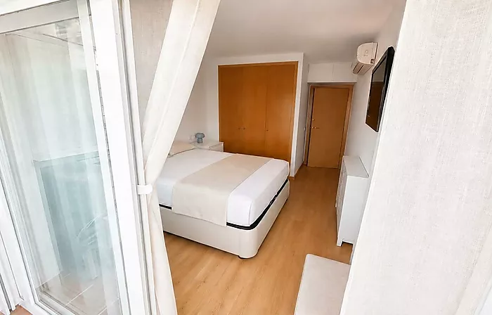 Apartment with pool, spacious terrace, and parking in Santa Margarida (Roses)