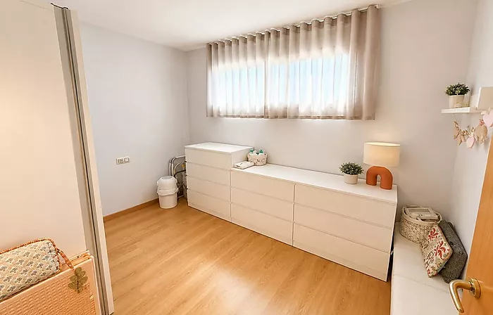 Apartment with pool, spacious terrace, and parking in Santa Margarida (Roses)