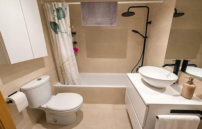 Apartment with pool, spacious terrace, and parking in Santa Margarida (Roses)