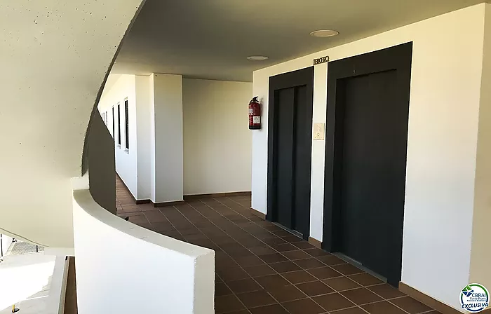 Appartement de 3 chambres avec piscine et parking privé à Santa Margarita Roses