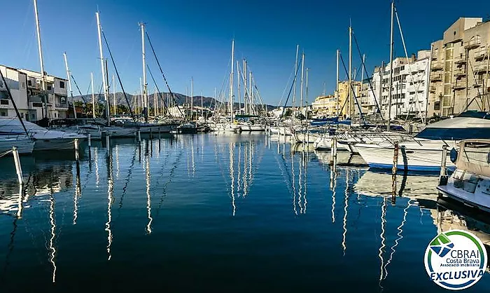 PORT GREC NAUTICA Apartamento con cabina a reformar, con vistas al canal principal de Empuriabrava