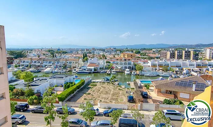 Luminoso ático con terraza, piscinas, parking y trastero en Santa Margarida