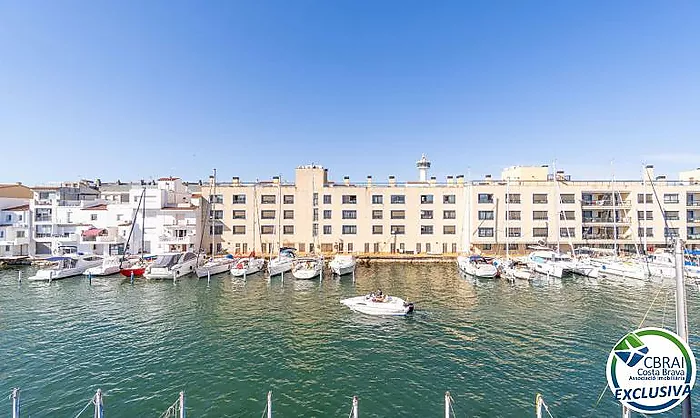 PORT MOXÓ Encantador apartamento de 2 dormitorios con vistas al canal, solárium y parking privado exterior