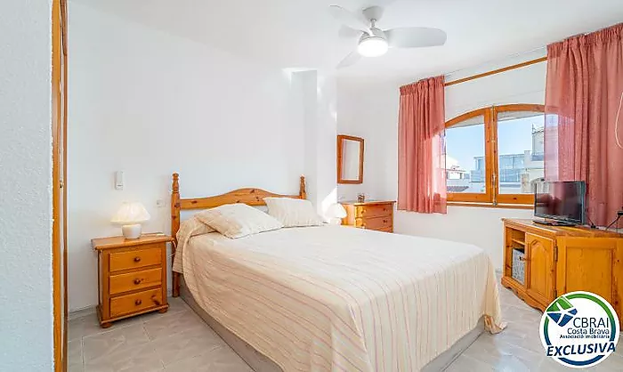 PORT MOXÓ Encantador apartamento de 2 dormitorios con vistas al canal, solárium y parking privado exterior