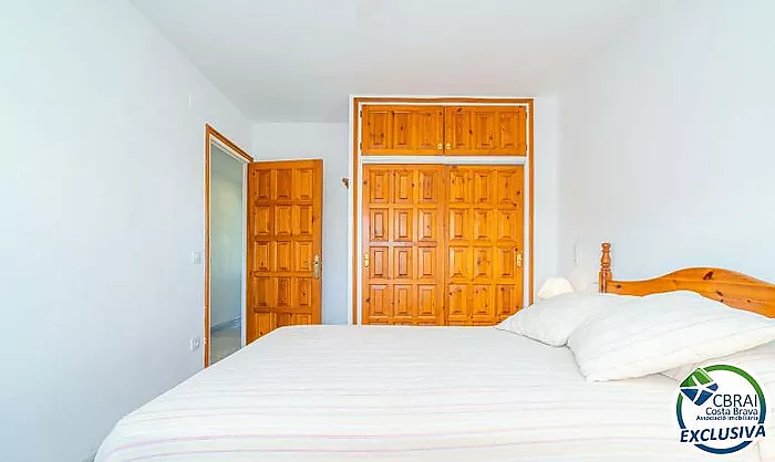 PORT MOXÓ Encantador apartamento de 2 dormitorios con vistas al canal, solárium y parking privado exterior