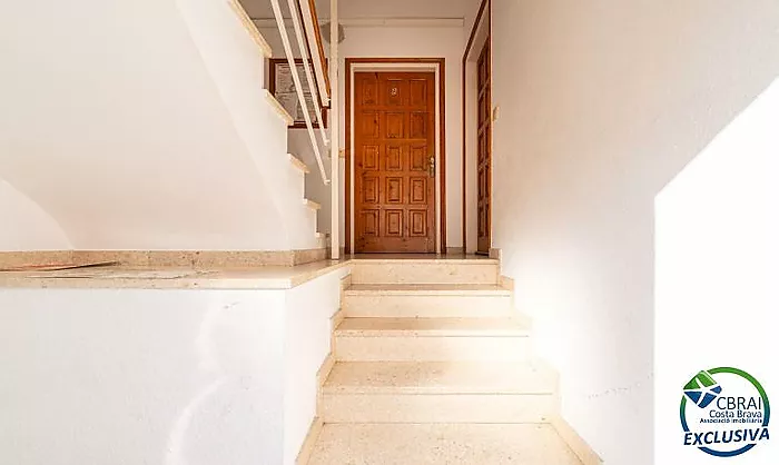 PORT MOXÓ Encantador apartamento de 2 dormitorios con vistas al canal, solárium y parking privado exterior