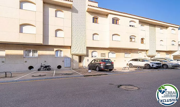 PORT MOXÓ Encantador apartamento de 2 dormitorios con vistas al canal, solárium y parking privado exterior