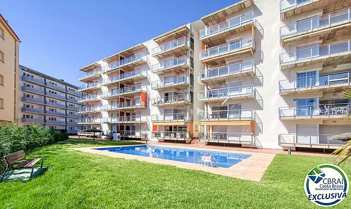Apartament modern en planta baixa amb terrassa i piscina a Santa Margarida