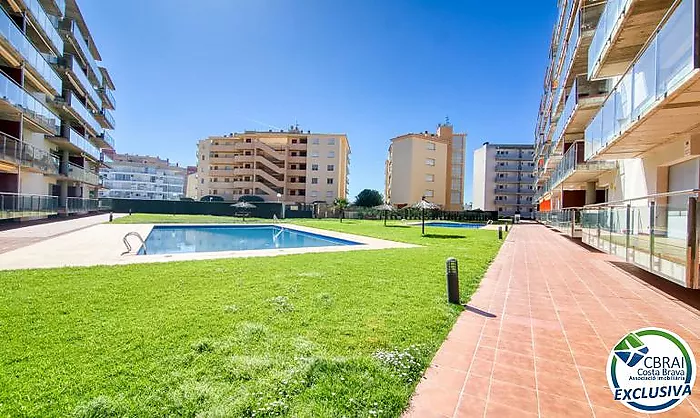 Apartament modern en planta baixa amb terrassa i piscina a Santa Margarida
