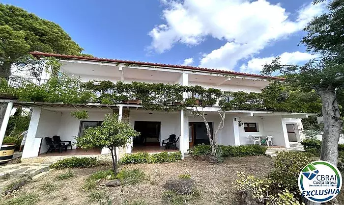 Casa en Llançà con licencia turística, vistas al mar y a pocos metros de la playa.