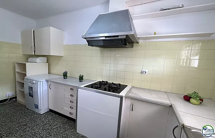 Casa en Llançà con licencia turística, vistas al mar y a pocos metros de la playa.