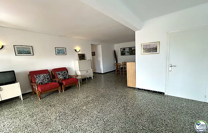 Casa en Llançà con licencia turística, vistas al mar y a pocos metros de la playa.