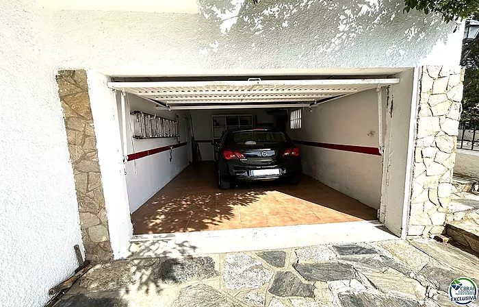 Casa en Llançà con licencia turística, vistas al mar y a pocos metros de la playa.