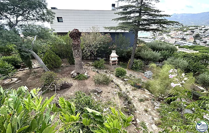 Casa en Llançà con licencia turística, vistas al mar y a pocos metros de la playa.