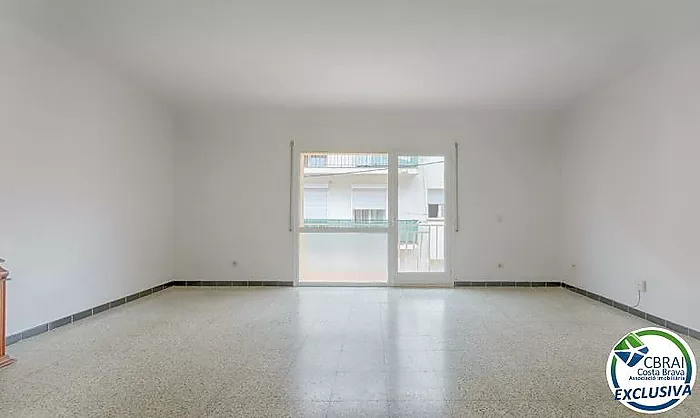 VIVE ROSES A PIE: AMPLIO PISO CON 3 DORMITORIOS Y 2 TERRAZAS A 350 M DE LA PLAYA