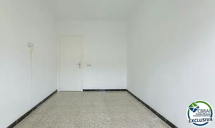 VIVE ROSES A PIE: AMPLIO PISO CON 3 DORMITORIOS Y 2 TERRAZAS A 350 M DE LA PLAYA